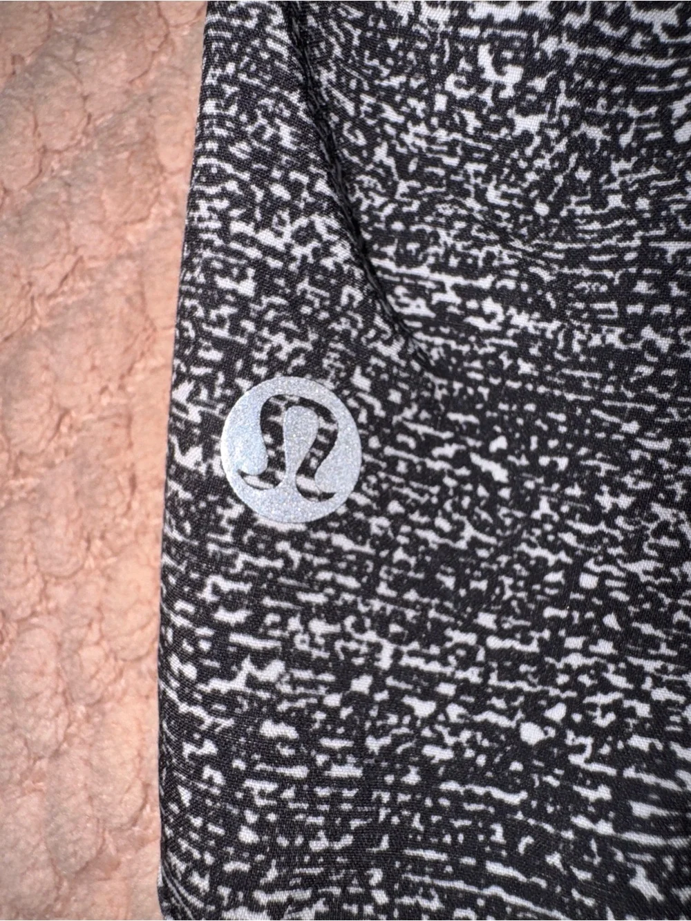 Lululemon Run Speed Shorts Women’s Size 6 Black White Reflective Print EUC